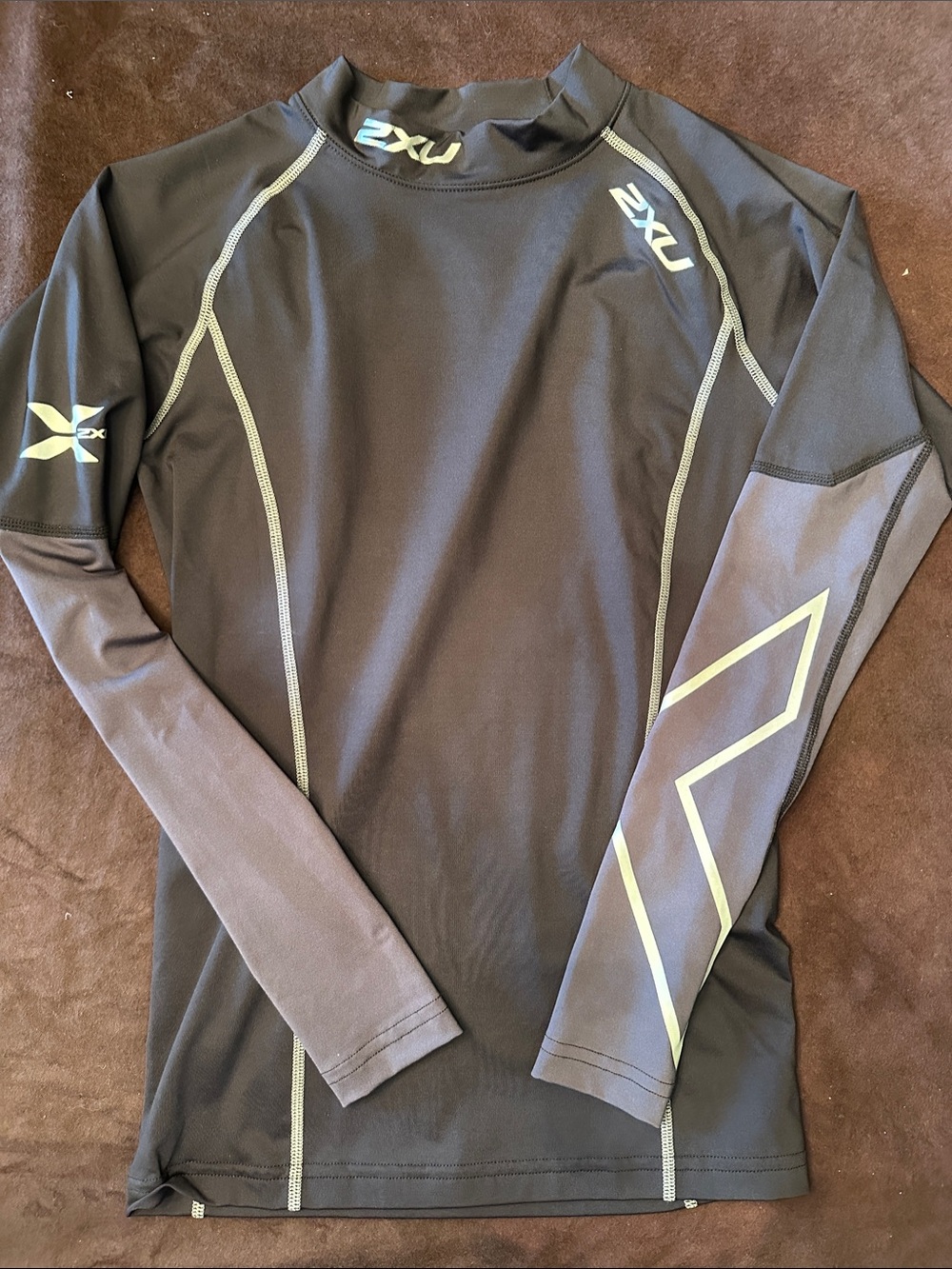 2XU Black Long-Sleeve Compression Top with Light Gray Accents
